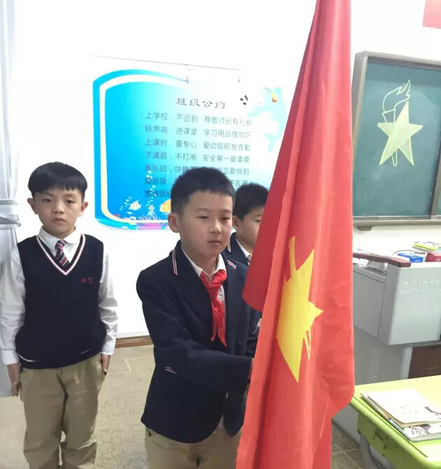 領(lǐng)巾飄揚(yáng)心向黨，小小隊(duì)員來(lái)競(jìng)選！