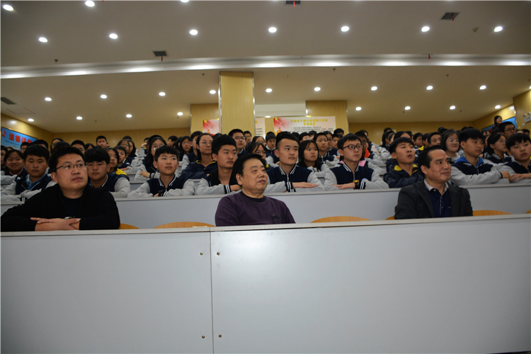 以和為貴，“諧”手前行